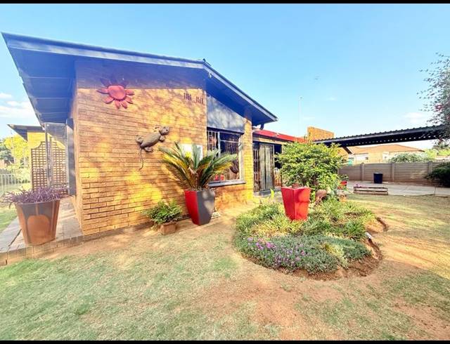 3 BEDROOM HOUSE FOR SALE IN VANDERBIJLPARK CE 2